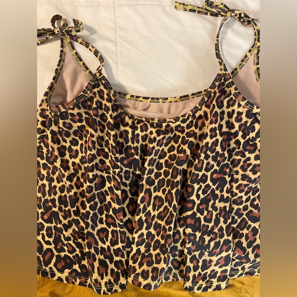 Kortni jeane swing top only. Leopard print.This is so cute and fun. Size large.